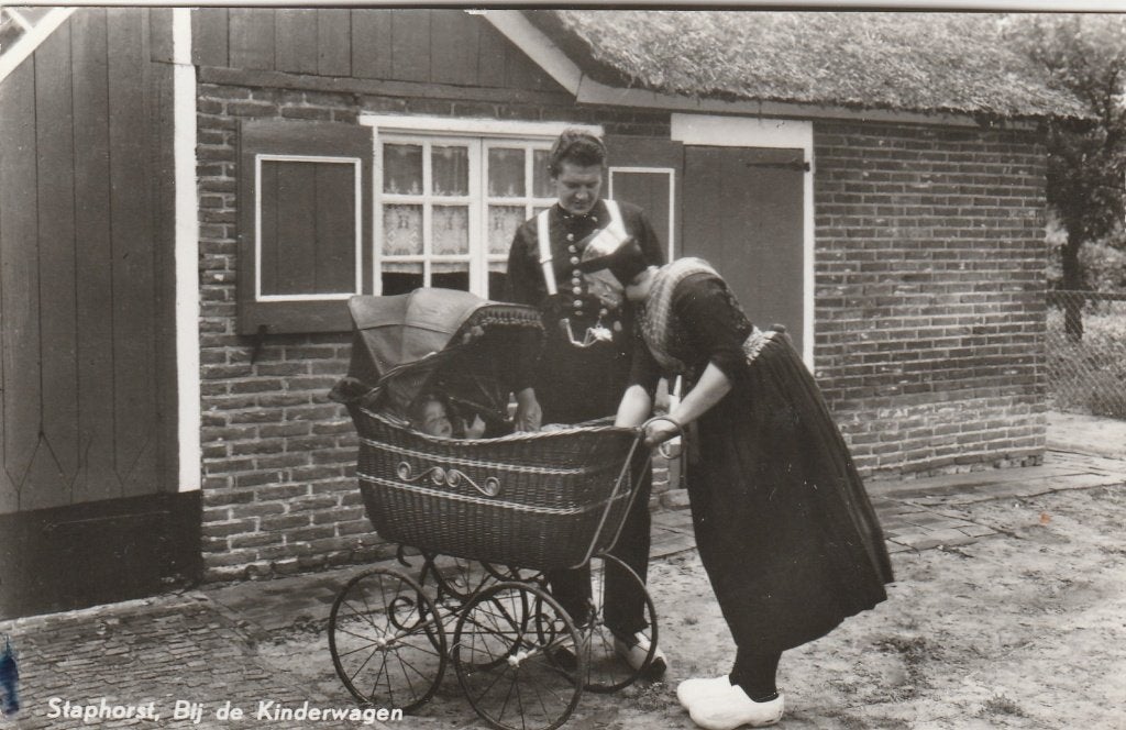 staphorst- bij de kinderwagen, Ophalen of Verzenden, 1940 tot 1960