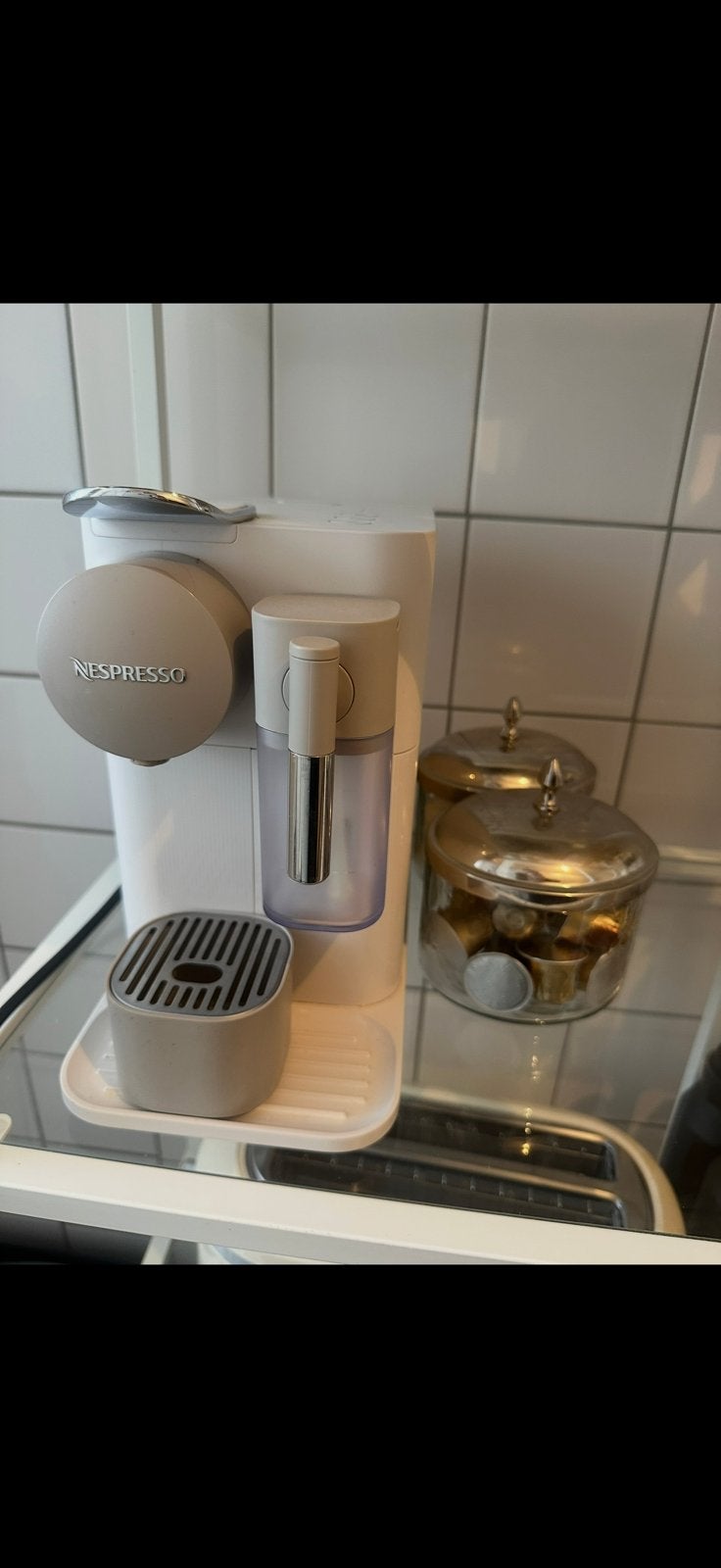 Mooie Nespresso koffiemachine met melkopschuimer, Ophalen, Zo goed als nieuw, Koffiemachine