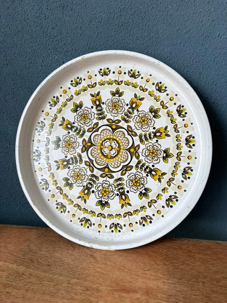 Vintage metalen dienblad, bloemen in oker, mosgroen op wit, Huis en Inrichting, Ophalen of Verzenden, Gebruikt, Rond, Metaal