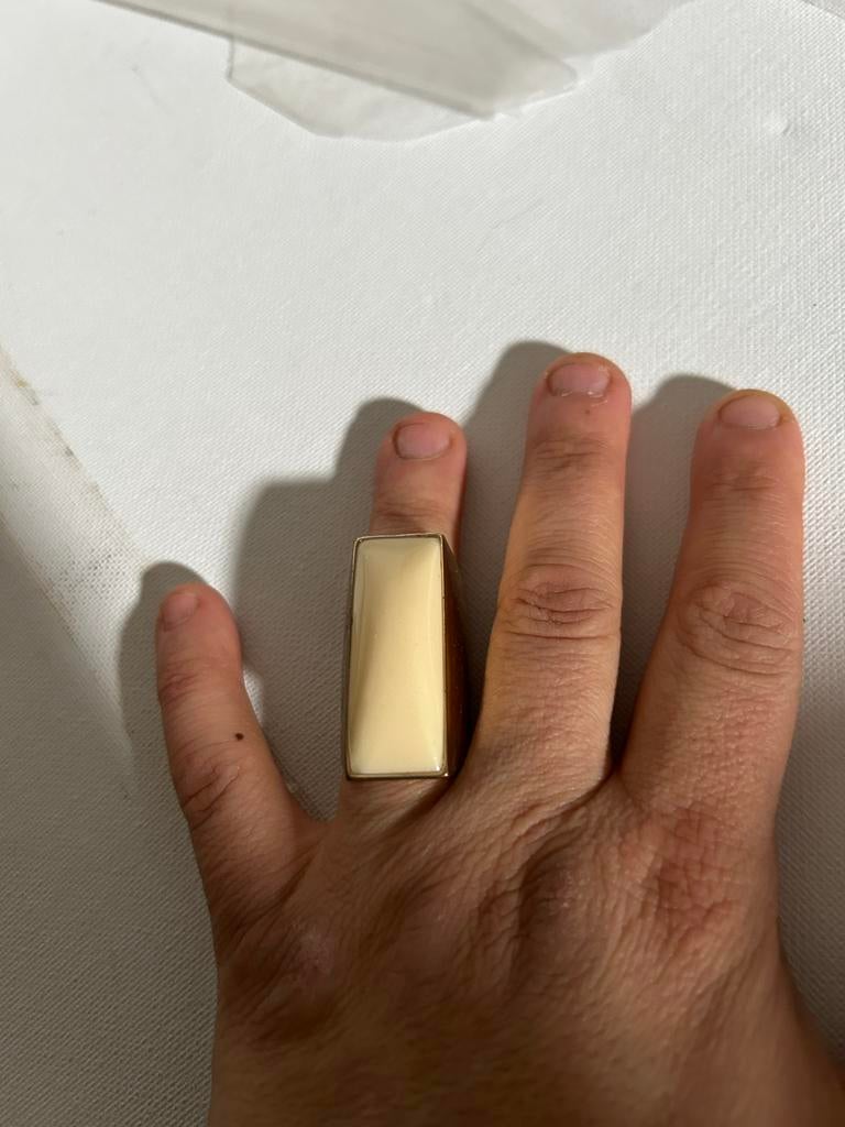 Stijlvolle rechthoekige ring met crèmekleurige steen, Beige, Ophalen of Verzenden, Zo goed als nieuw, Dame of Heer