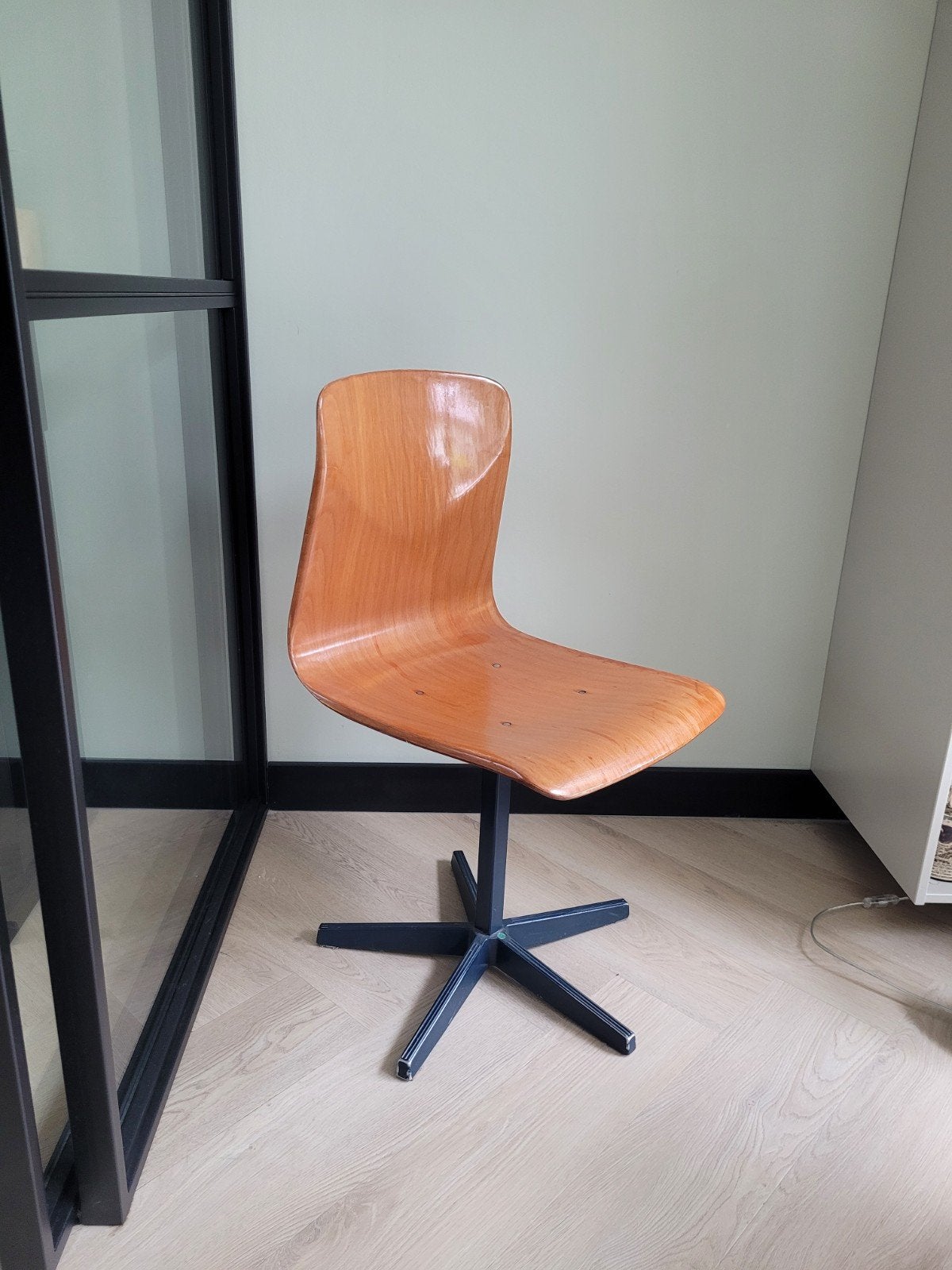 Vintage houten bureaustoel met metalen onderstel, Huis en Inrichting, Stoelen, Ophalen, Gebruikt, Bruin, Eén