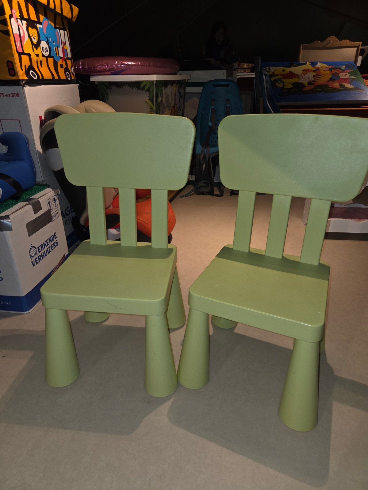 Twee groene kinderstoelen, ideaal voor speelhoek, Ophalen, Gebruikt, Stoel