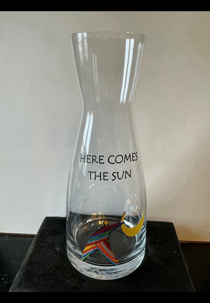 Glazen karaf “Here comes the sun”. Ontwerp Ammerlaan Niekerk, Antiek en Kunst, Ophalen of Verzenden