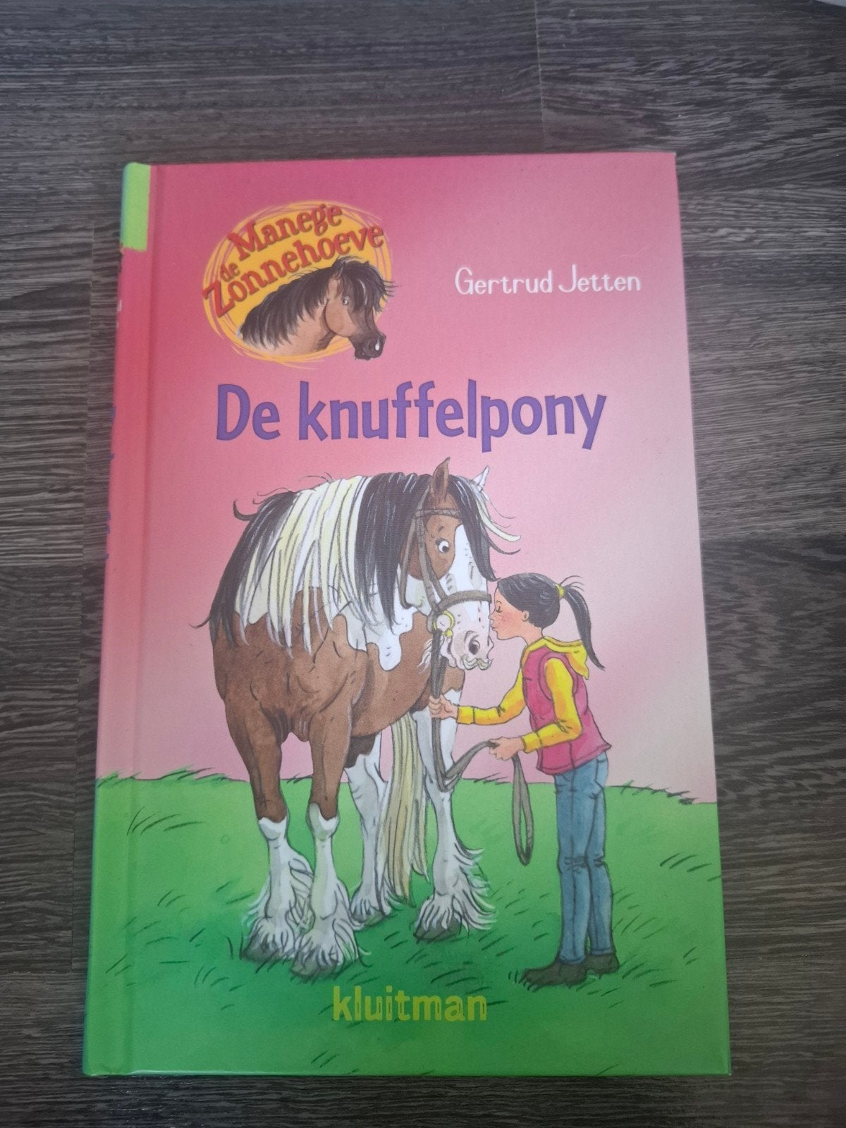 De knuffelpony - Manege Zonnehoeve, Ophalen of Verzenden, Zo goed als nieuw, Gertrud Jetten, Fictie