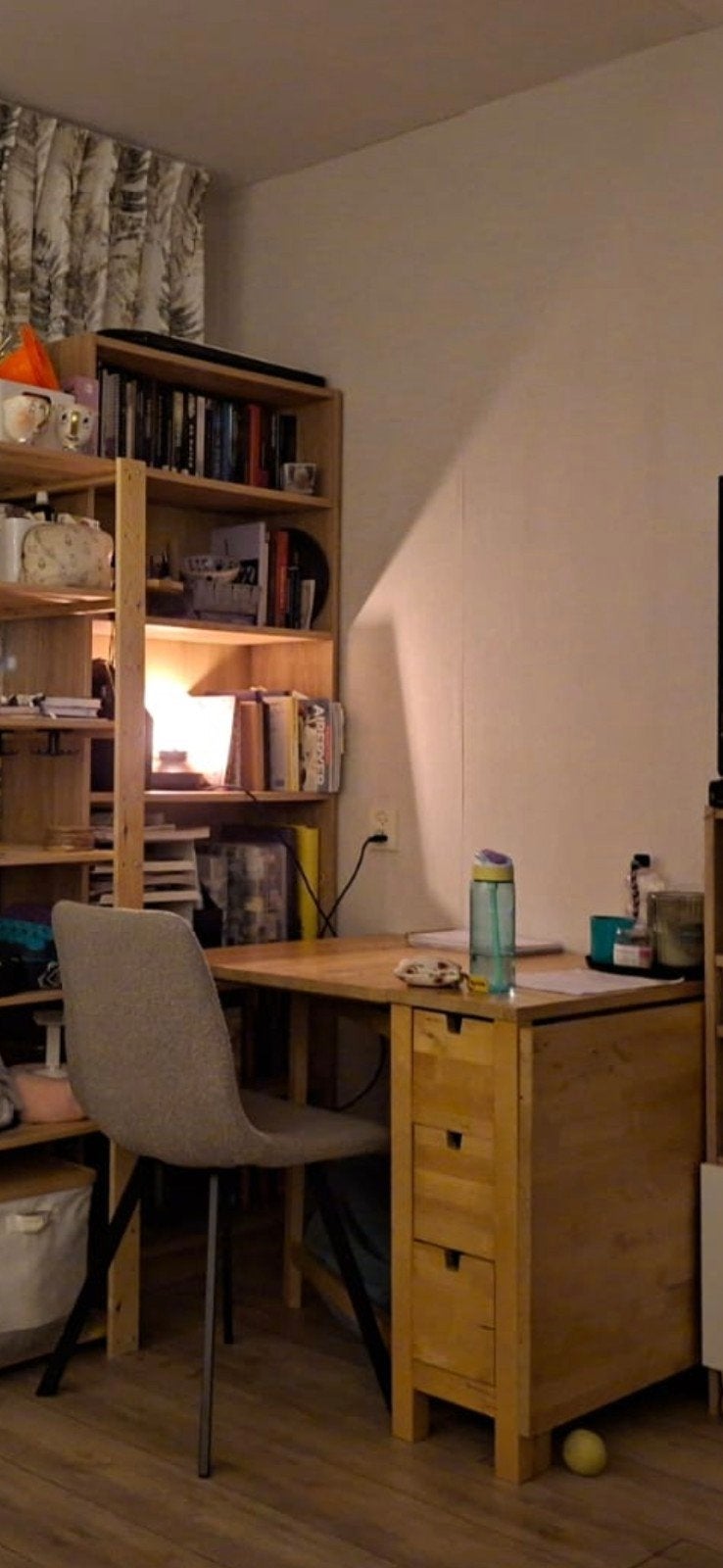 2 grijze eetkamerstoelen in prima staat - ophalen Leiden, Huis en Inrichting, Ophalen