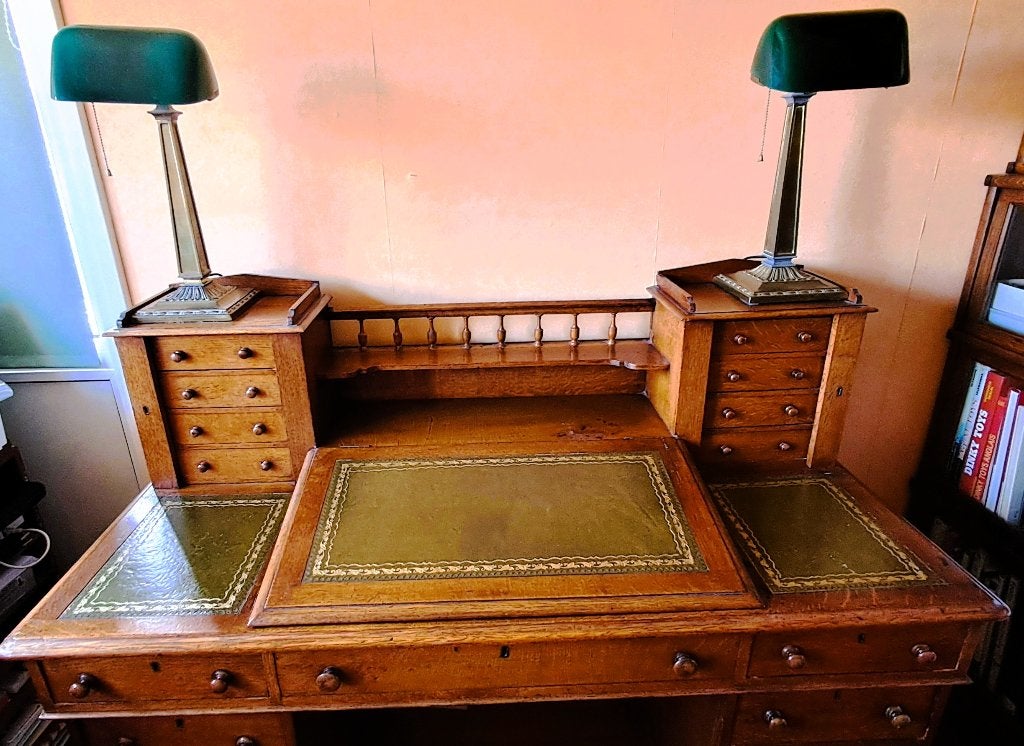 Foto 6 van Uniek Antiek Eiken Dickens Bureau (ca. 1910) – Blikvanger!