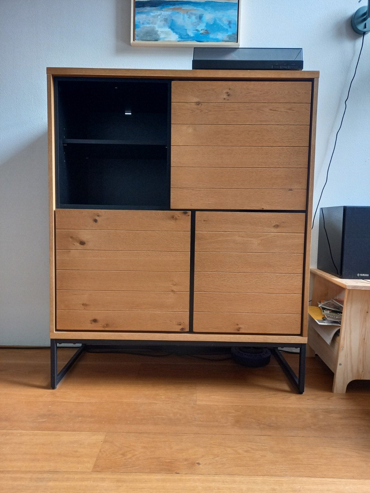 Massief houten kast met zwart staal onderstel., Ophalen, Met deur(en), 100 tot 150 cm, Robuust met warme houtkleur