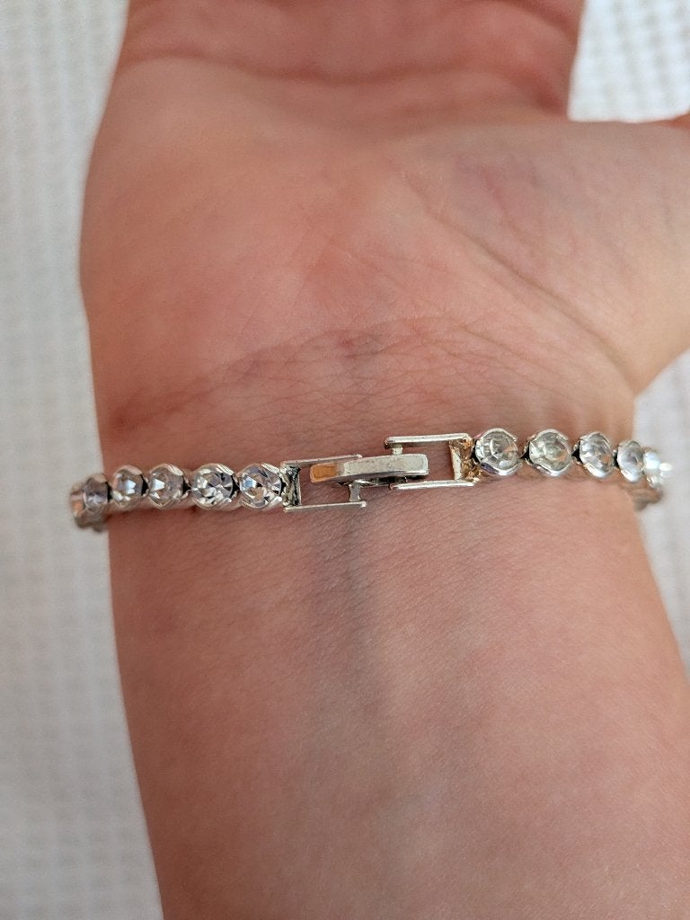 Zilverkleurige Strass / Tennisarmband met Klapsluiting, Overige materialen, Gebruikt, Ophalen of Verzenden, Zilver