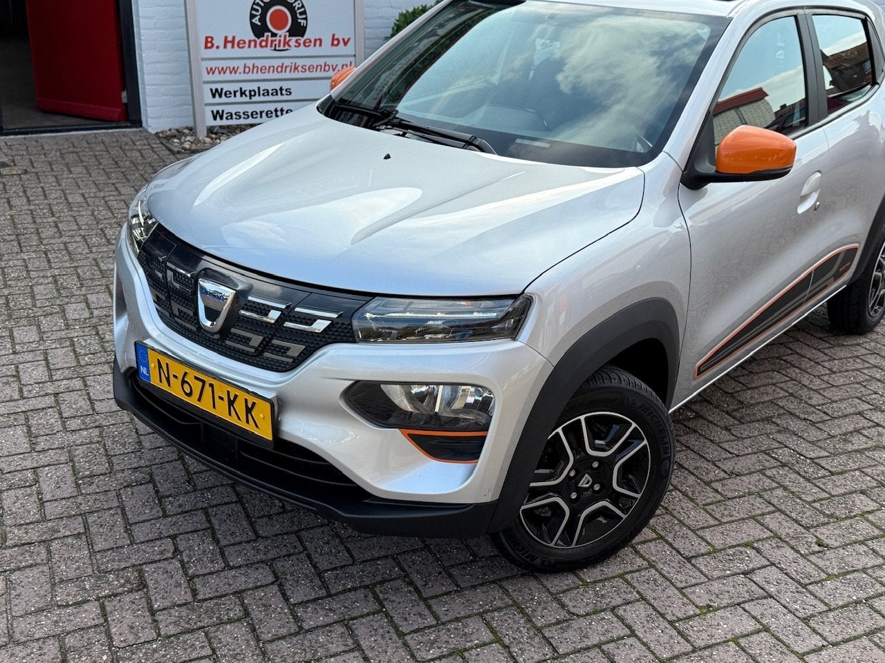 Dacia Spring 27KW Electric 45 Comfort Plus Orange Pack/ SOH, Auto's, Gebruikt, Zwart, 4 stoelen, 30 €/maand