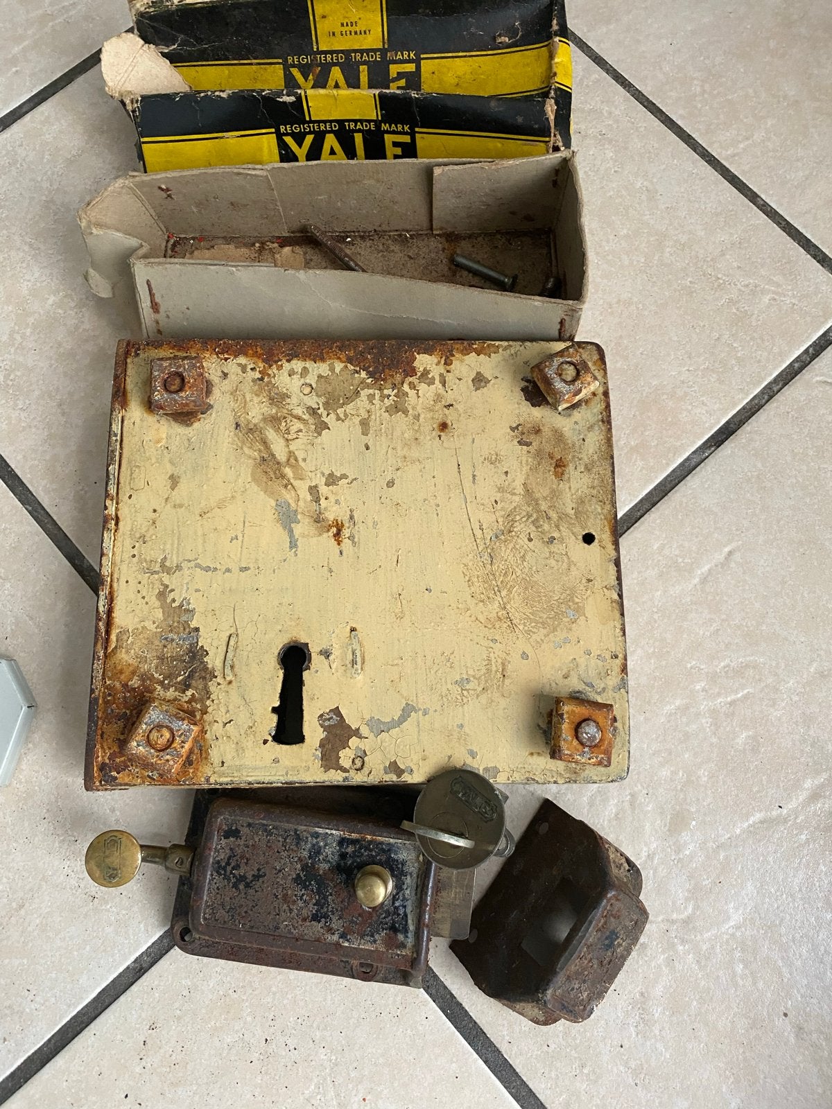 Antiek Yale deurslot met sleute doos en  slot zonder sleutel, Verzenden