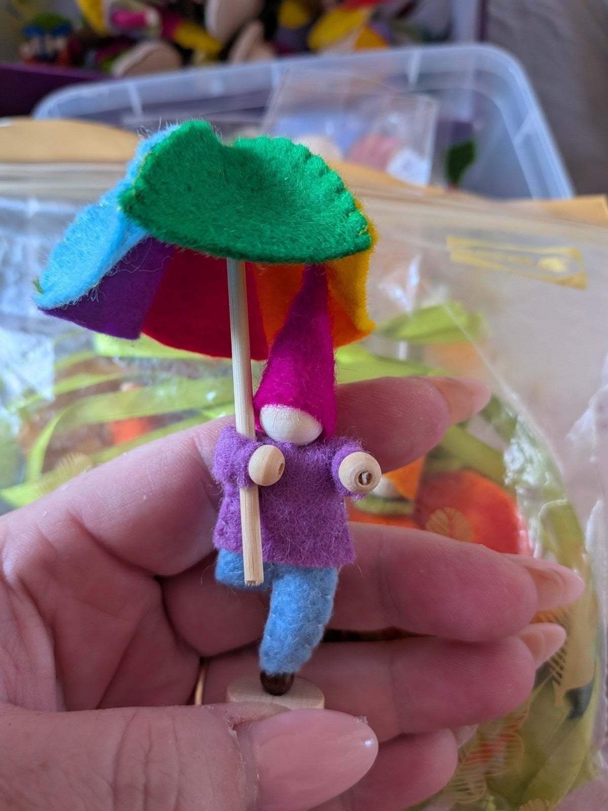 Kabouter steker Grimms wolvilt met regenboog paraplu, Hobby en Vrije tijd, Vilt, Ophalen of Verzenden
