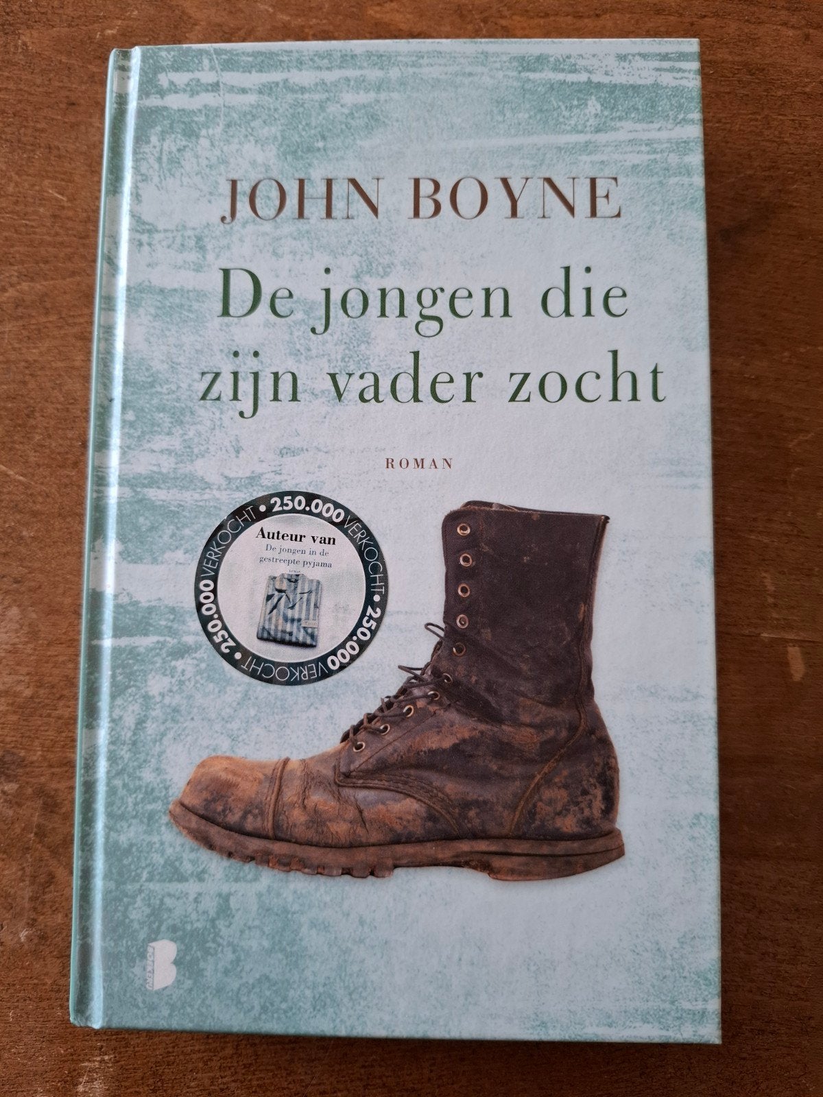 De jongen die zijn vader zocht - John Boyne (Roman), Ophalen of Verzenden, Zo goed als nieuw, John Boyne