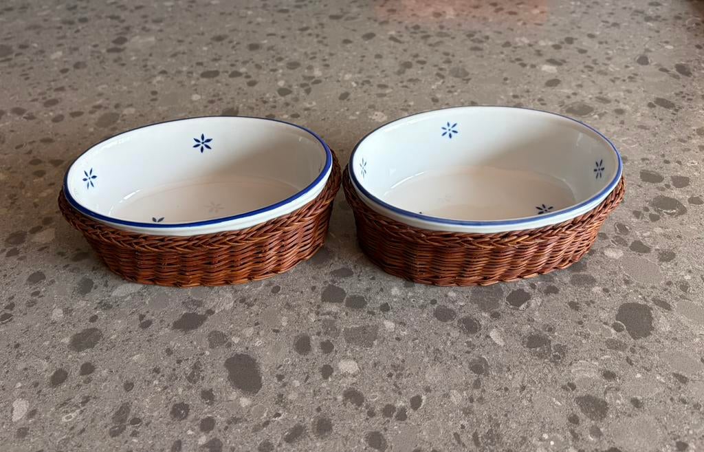Set van 2 kleine witte ovenschalen in mandje, Ophalen of Verzenden, Zo goed als nieuw