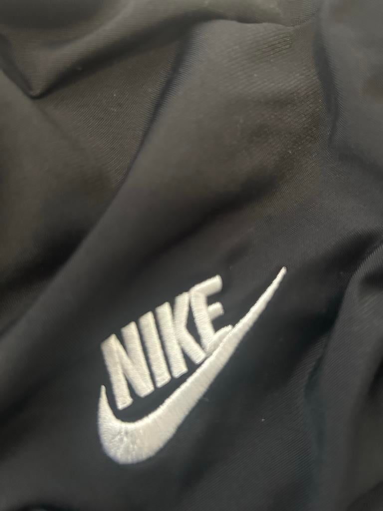 Nike trainingspak voor kinderen - Zwart, maat 128-137, Kleding | Heren, Jassen | Zomer, Verzenden, Zo goed als nieuw, Overige maten