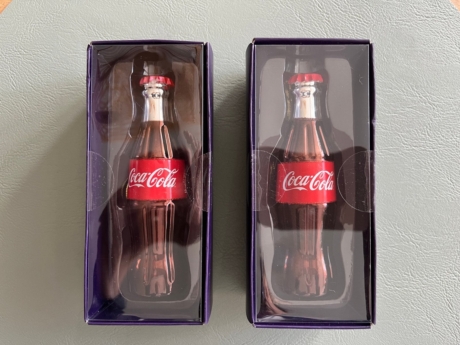 2 x glazen Coca Cola flesje kersthanger - kerstbal, Diversen, Ophalen of Verzenden, Nieuw