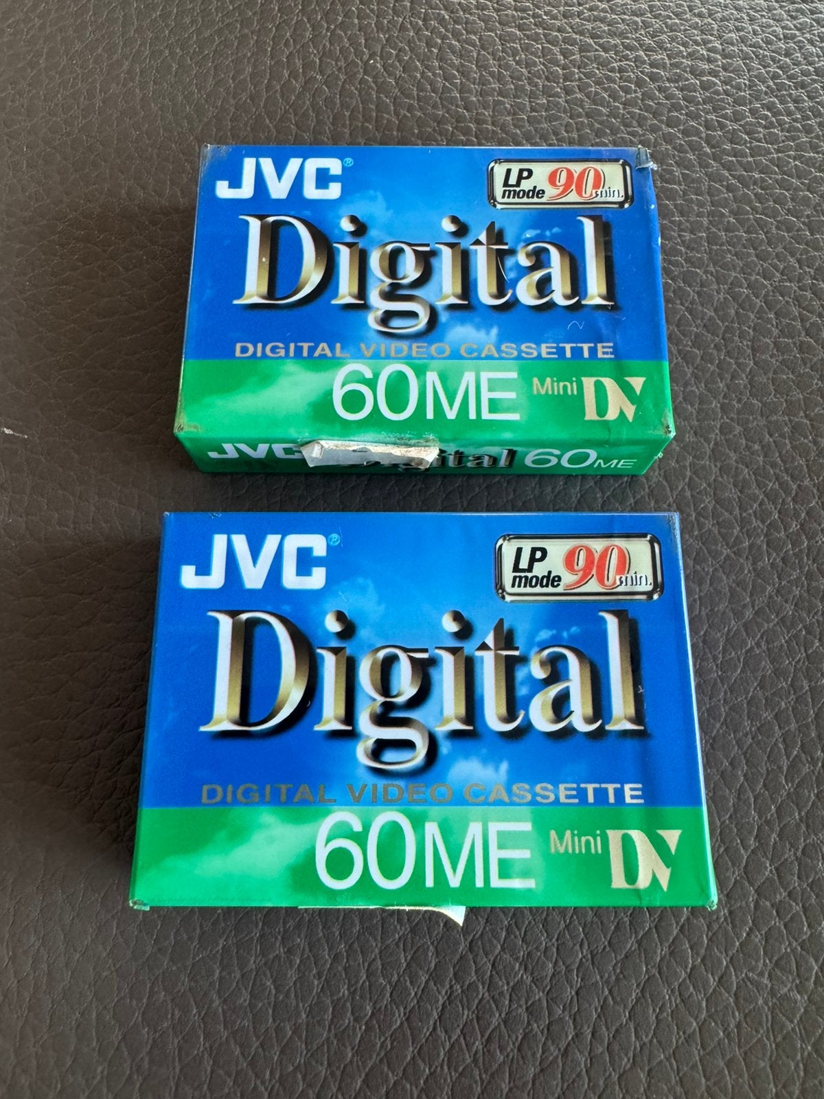 Twee JVC M-DV60ME MiniDV Cassettes – 60 min (sealed), Mini dv, JVC, Nieuw, Ophalen of Verzenden