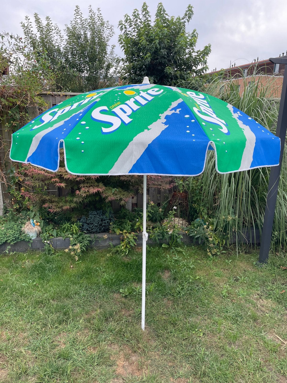 Vintage Sprite Strandparasol - Nieuwstaat, Tuin en Terras, Parasols, Ophalen of Verzenden, Zo goed als nieuw, 1 tot 2 meter, Strandparasol