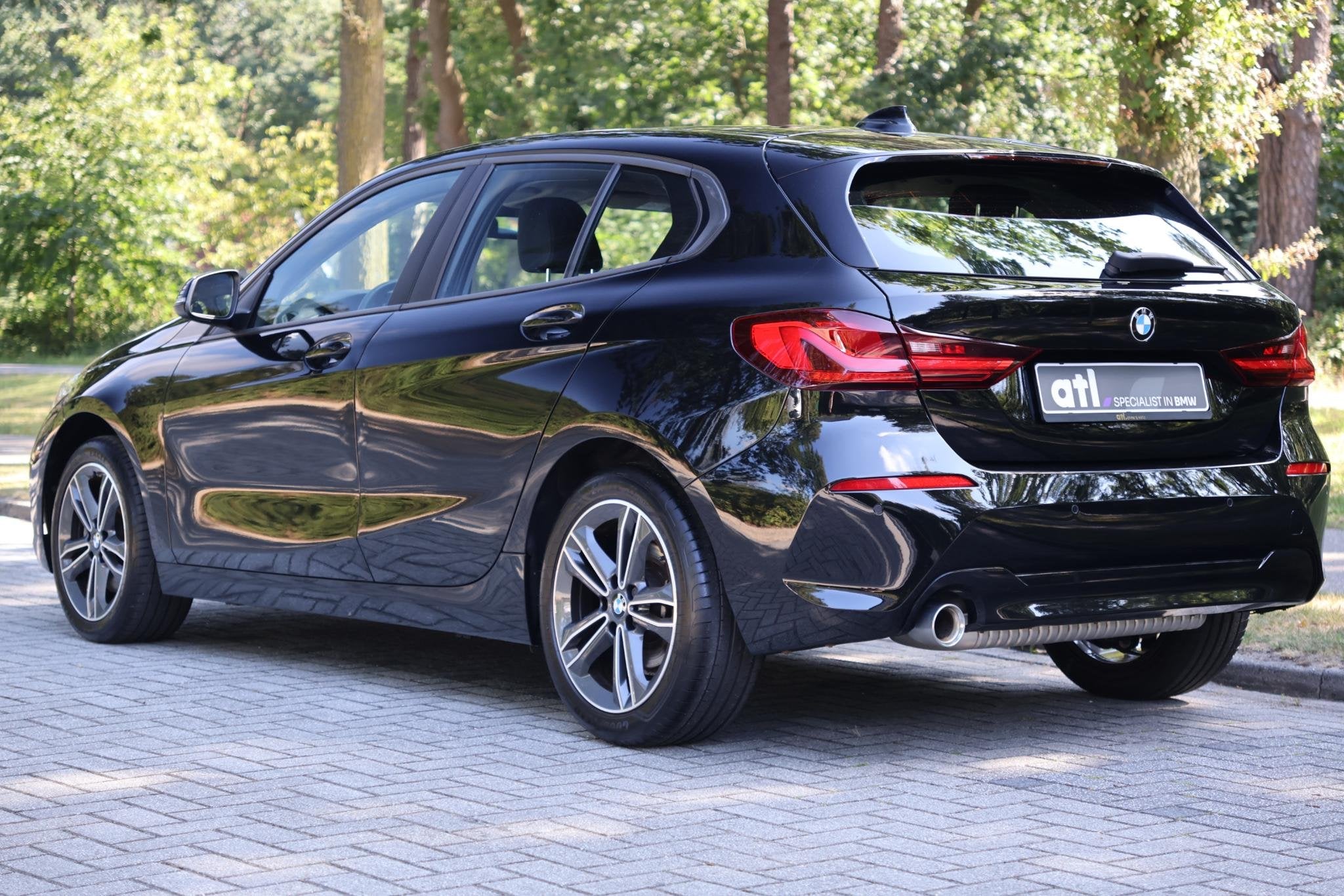 BMW 1-serie 116i Aut | Carplay | LED | Navi | Stuurwielverwa, Stof, Gebruikt, Euro 6, Zwart