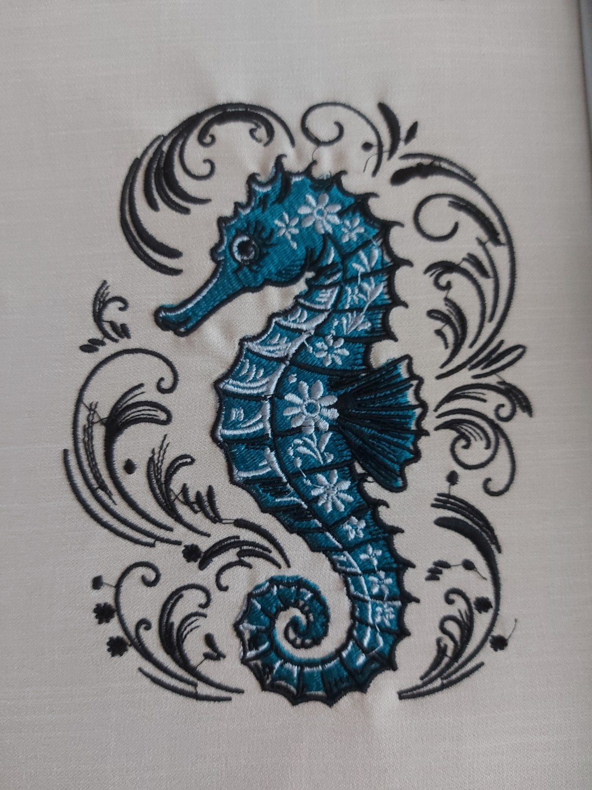 Uniek geborduurd zeepaardje op een lapje stof van 50x50 cm., Overige kleuren, 120 cm of meer, Nieuw, Ophalen of Verzenden