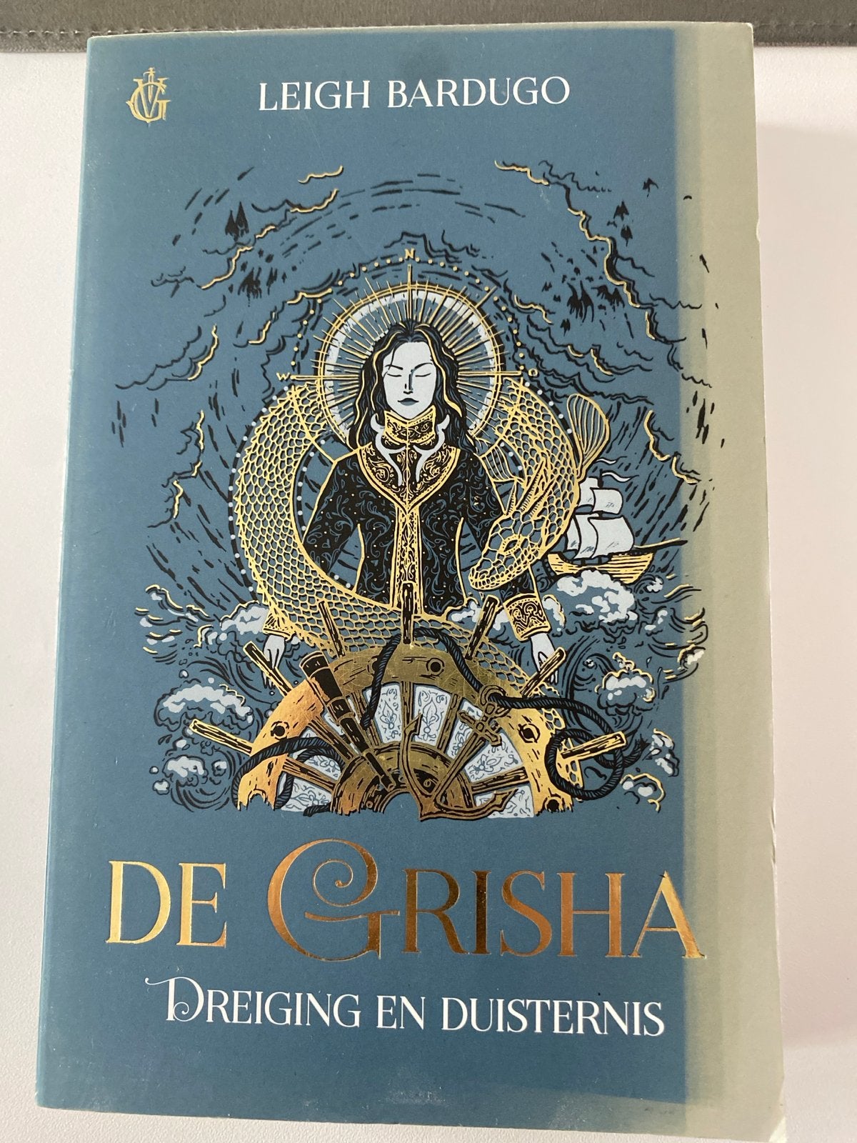 De Grisha: Dreiging en Duisternis - Leigh Bardugo, Ophalen of Verzenden, Zo goed als nieuw