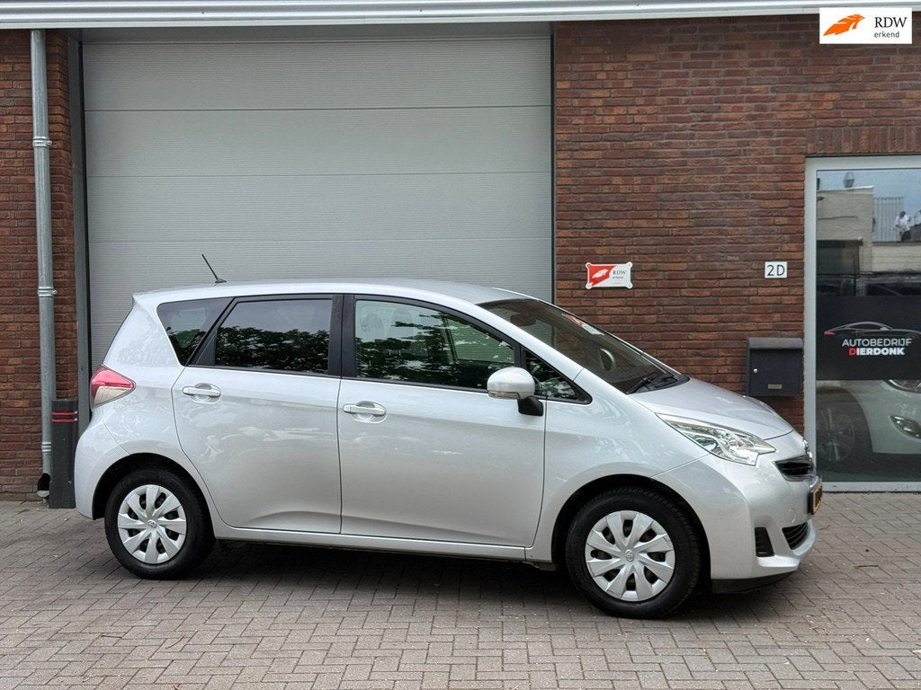 Toyota Verso-S 1.3 VVT-i Trend|AUTOMAAT|AIRCO|NEW APK|NAVI, Auto's, Toyota, Euro 5, Stof, Gebruikt, Zwart
