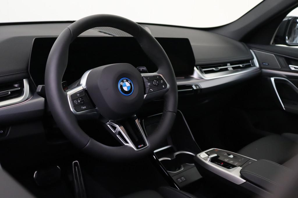 BMW X1 xDrive25e M Sport Automaat / Panoramadak / Trekhaak /, Zwart, Leder, Bedrijf, Hybride Elektrisch/Benzine