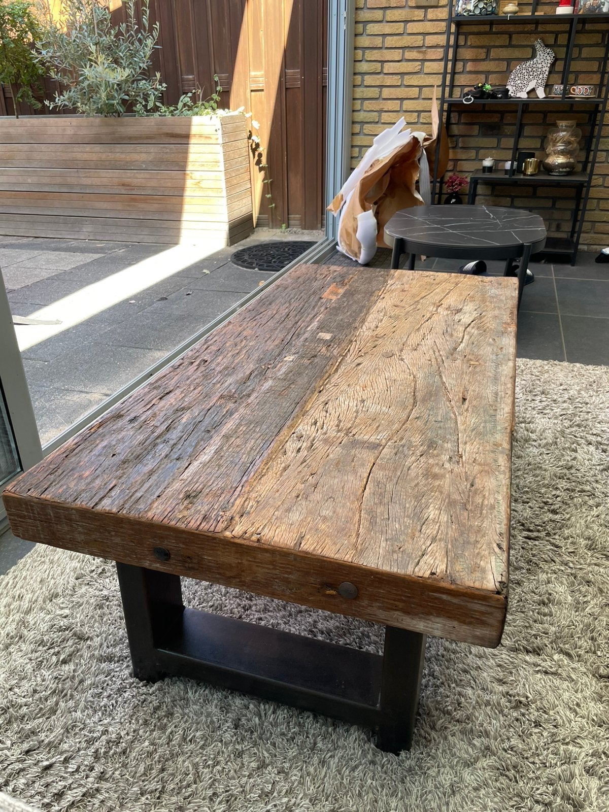 Robuuste houten salontafel met metalen onderstel, Ophalen, Gebruikt, 100 tot 150 cm, 50 tot 100 cm