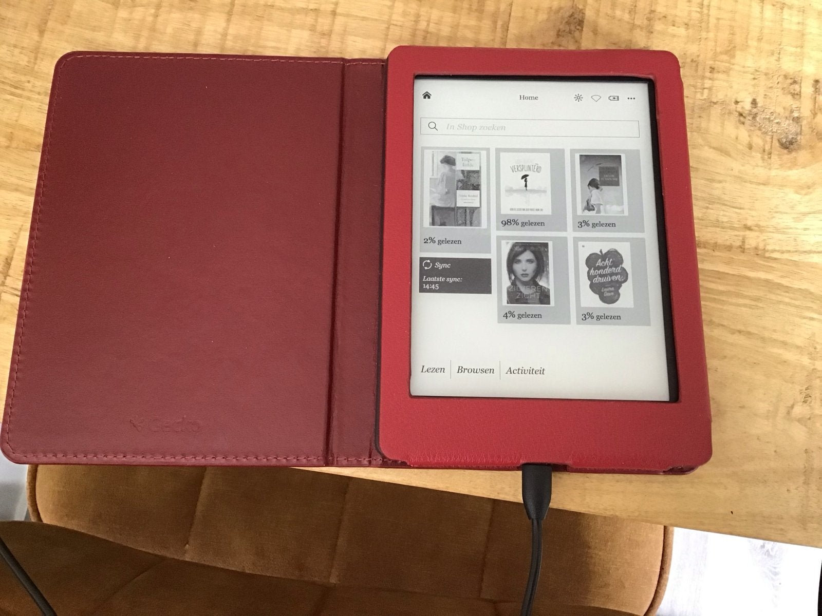 Kobo Aura e-reader met beschermhoes en oplader, Computers en Software, E-readers, Ophalen of Verzenden, Zo goed als nieuw, 4 GB of minder