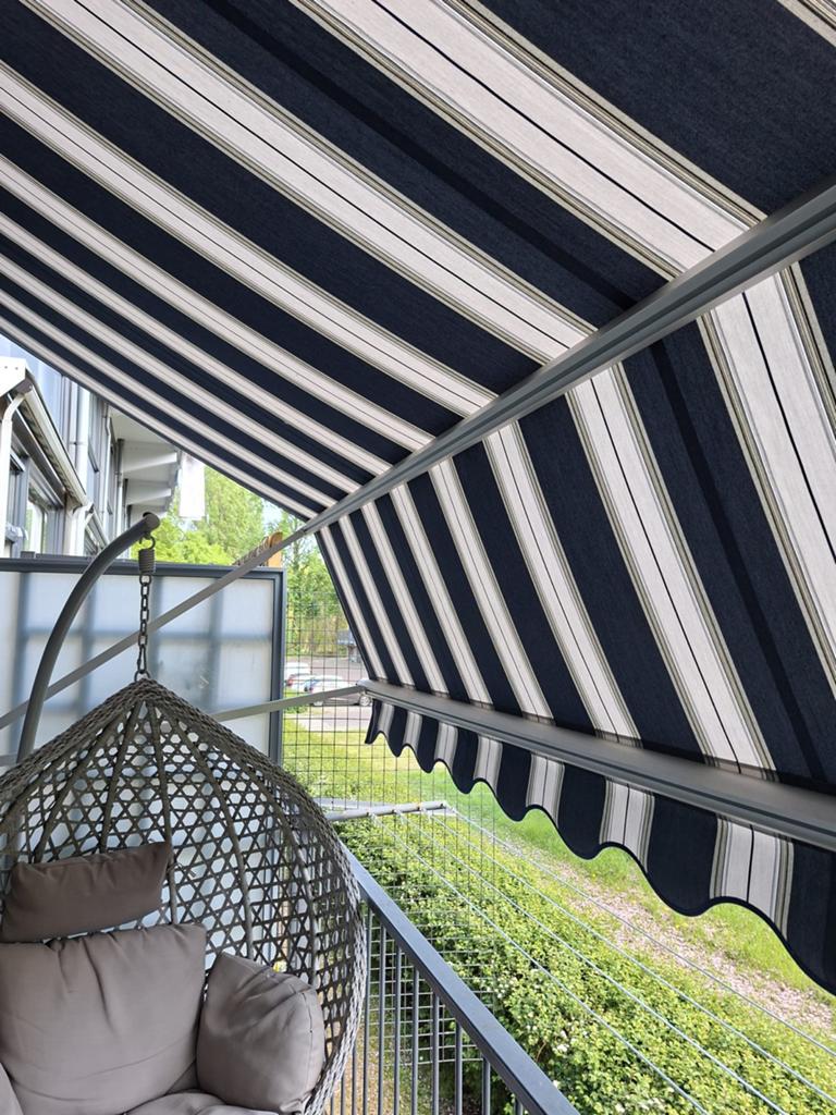Zonnescherm knikarm blauw/wit gestreept - Zo goed als nieuw, Tuin en Terras, Zonneschermen, Elektrisch, Ophalen of Verzenden, Zo goed als nieuw