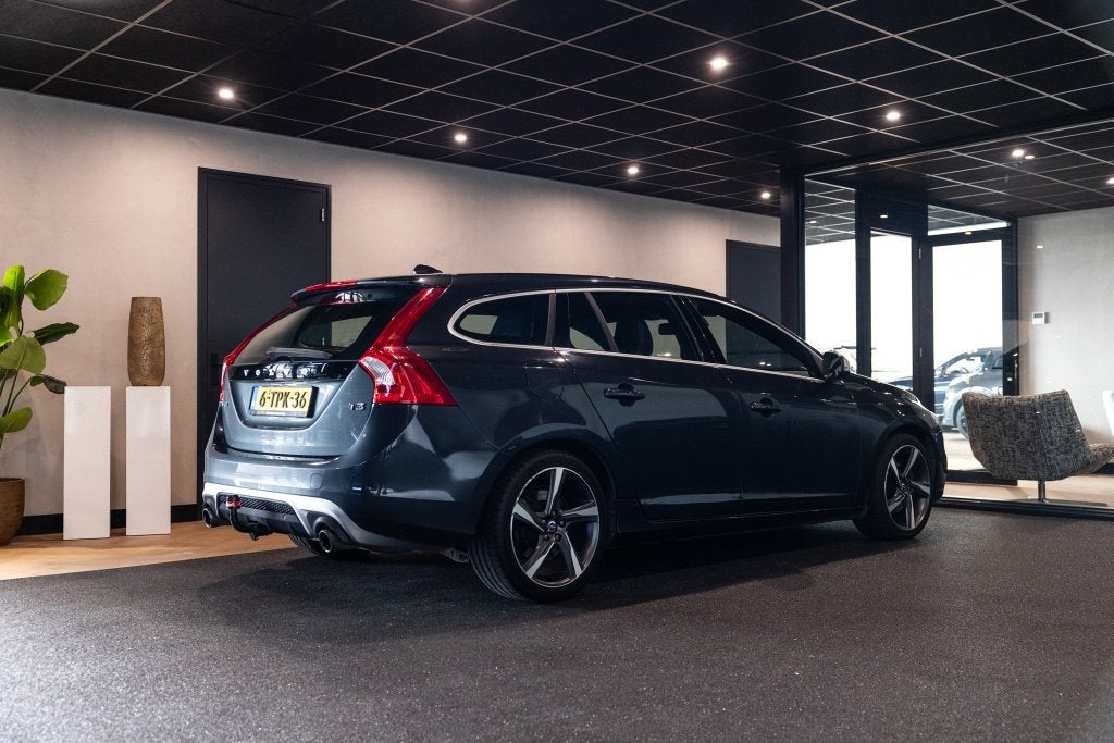 Volvo V60 1.6 T3 R-Design | Alcantara | PDC | Trekhaak |, Auto's, Volvo, Gebruikt, Zwart, 4 cilinders, 1600 kg