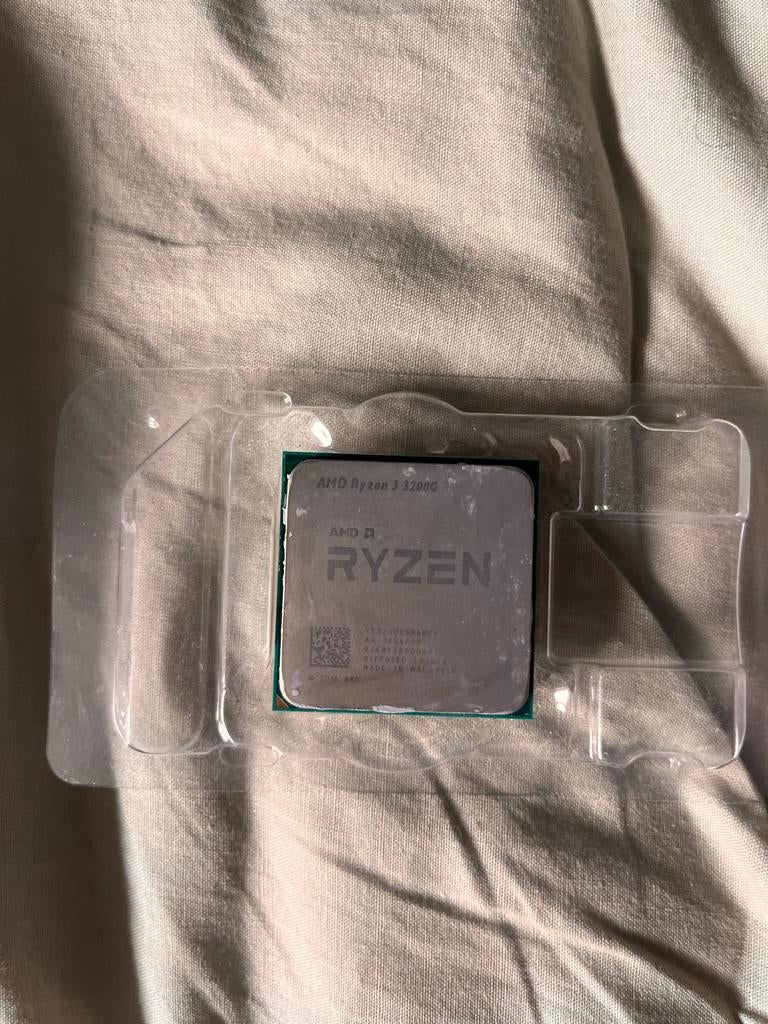 AMD Ryzen 3 3200G Processor met Koeler, Computers en Software, Ophalen of Verzenden, Zo goed als nieuw, 4-core, 3 tot 4 Ghz