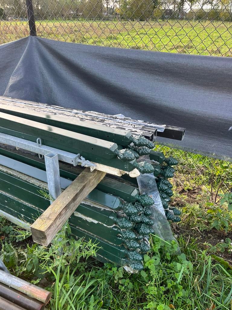 Opruiming sierhekwerk palen met denneappel, Tuin en Terras, Tuinhekken en Hekwerk, Ophalen, Nieuw, IJzer, Sierhekwerk