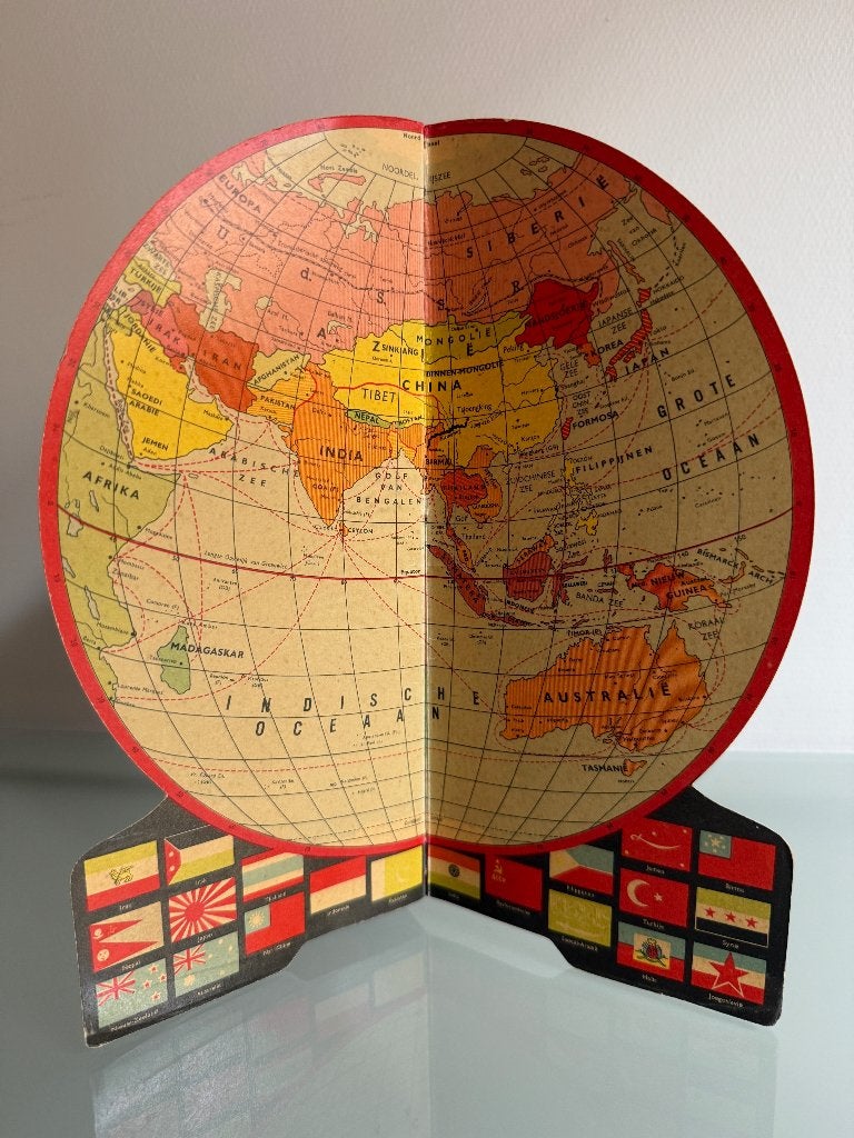 Vintage opvouwbare wereldkaart van karton uit de jaren 50, Ophalen of Verzenden