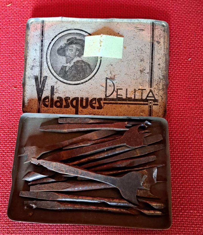 Oude Velasques Delita blikken doos met vorkjes, Ophalen