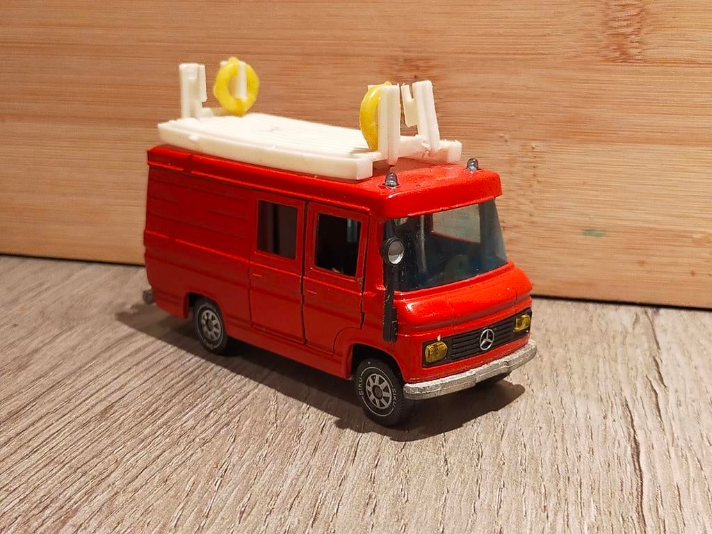 Siku 2213 Mercedes L 406 D met bootje., Ophalen of Verzenden, Zo goed als nieuw, Bus of Vrachtwagen, SIKU