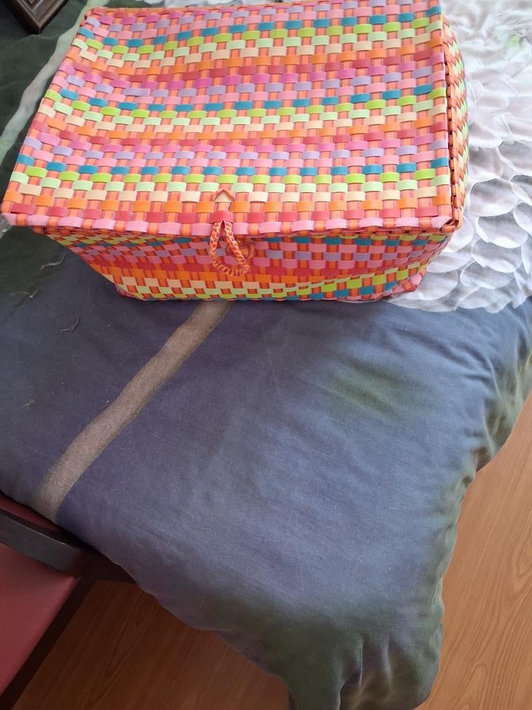 Kleurrijke opbergmand van gevlochten kunststof, Gebruikt, Minder dan 50 cm, Ophalen of Verzenden, Minder dan 50 cm