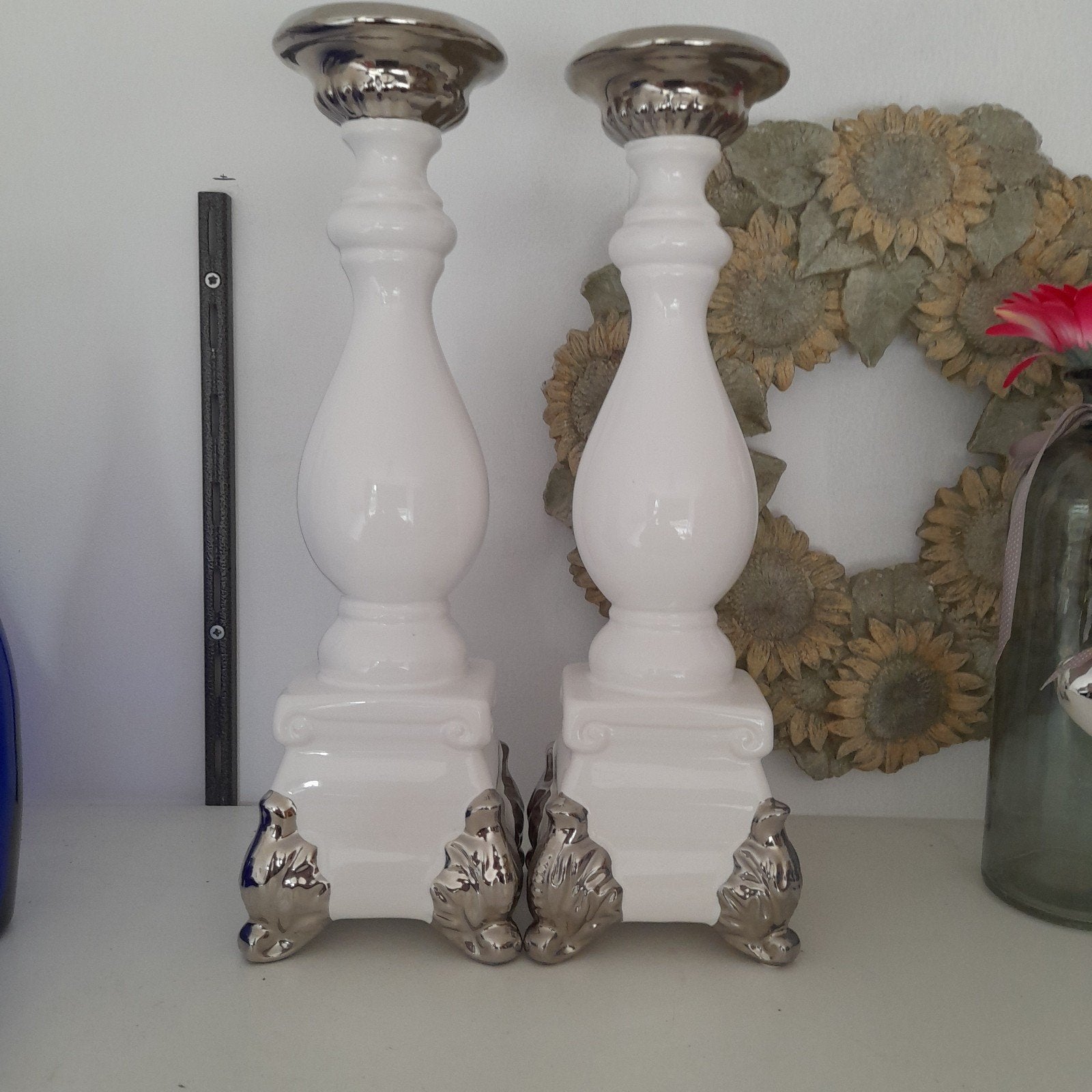 twee dezelfde  kandelaars  wit met zilverkleurige, Ophalen, Wit