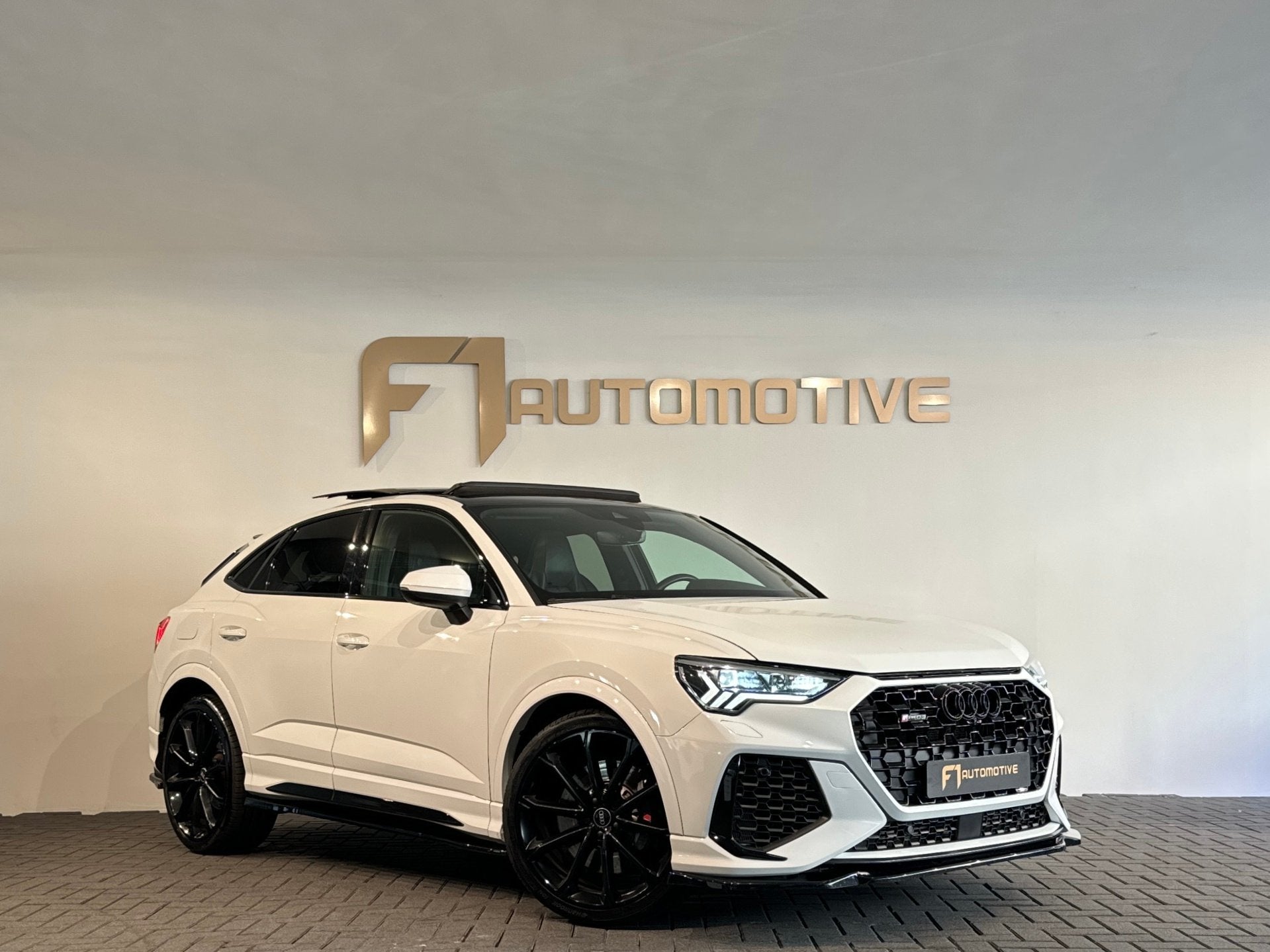 Audi RSQ3 Sportback 2.5 TFSI Pano|B&O|360|Carbon|Keyless|ACC, Auto's, Automaat, Dealer onderhouden, Gebruikt, 1675 kg