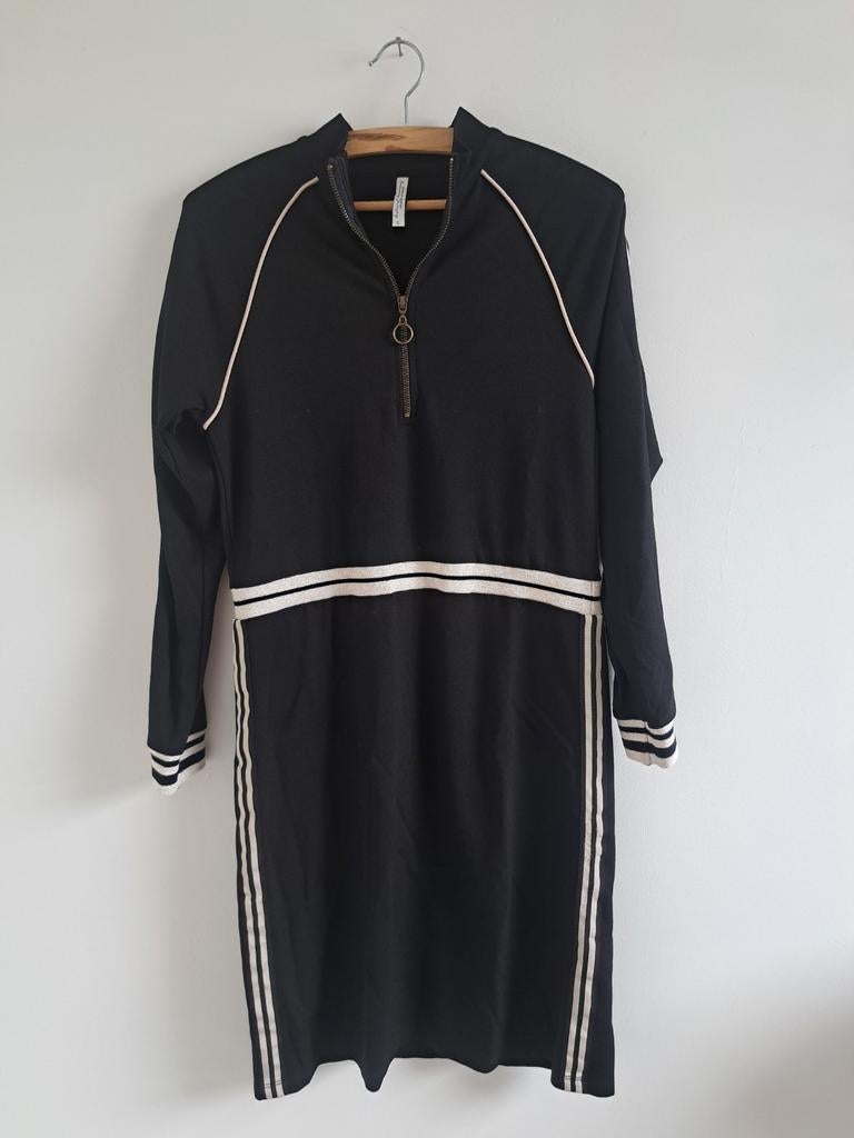 Summum Woman sportieve zwarte jurk met strepen en rits, Summum Woman, Zwart, Ophalen of Verzenden, Zo goed als nieuw