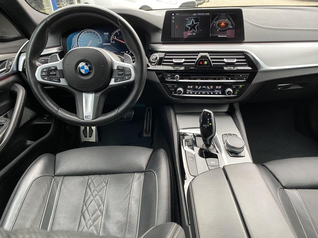 BMW 5 Serie M550i xDrive High Executive leer/navigatie/autom, Automaat, Gebruikt, 2000 kg, 4395 cc