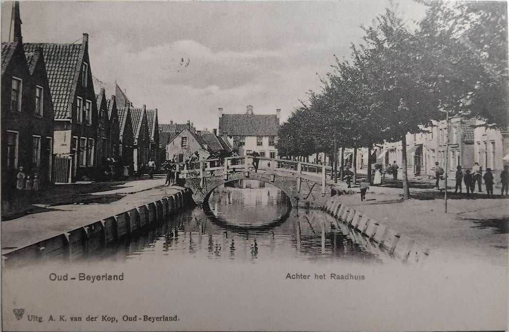 Oud-Beijerland - Achter het Raadhuis - gelopen 1905, Ophalen of Verzenden, Voor 1920, Gelopen, Zuid-Holland
