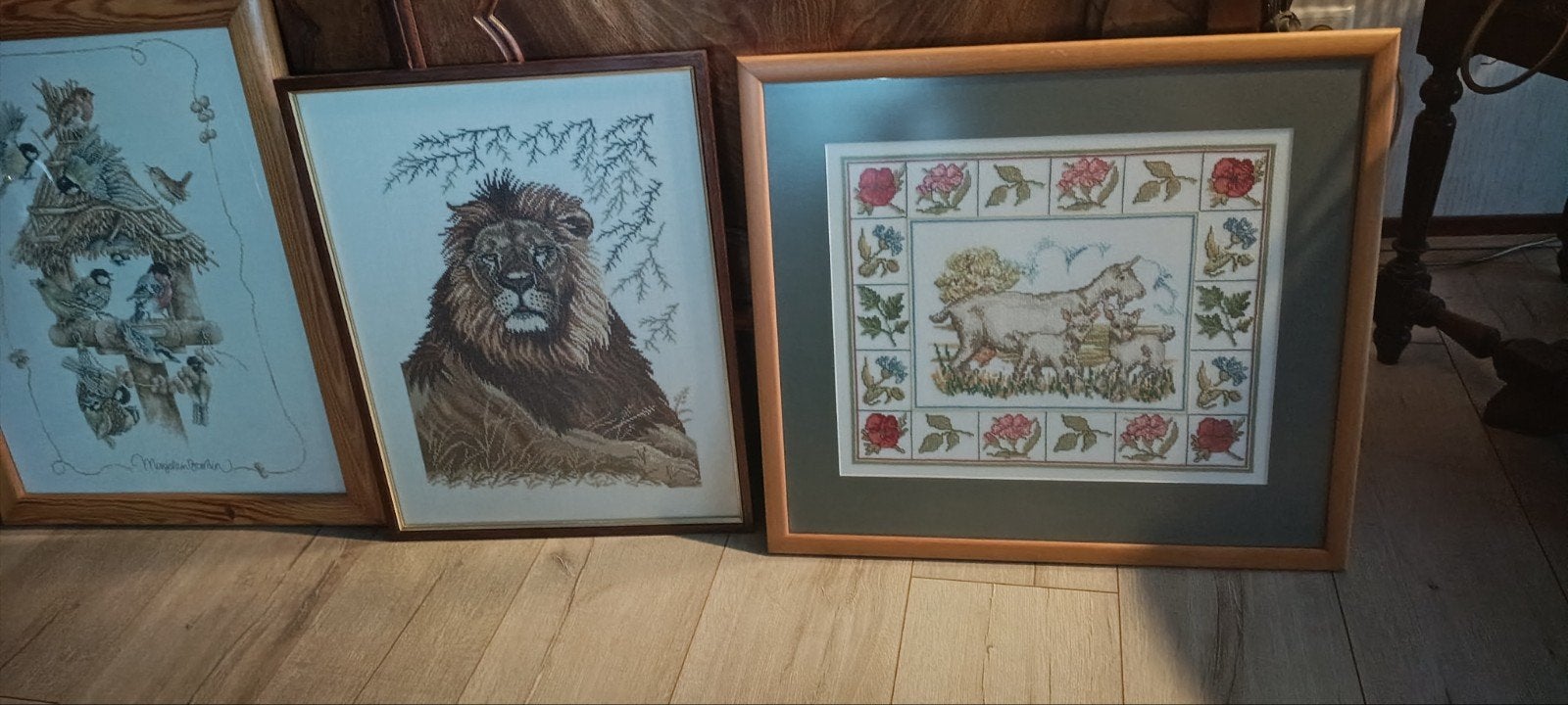 Set van 3 ingelijste borduurwerken: Leeuw, Geiten, Vogels, Huis en Inrichting, Woonaccessoires | Schilderijen, Tekeningen en Foto's