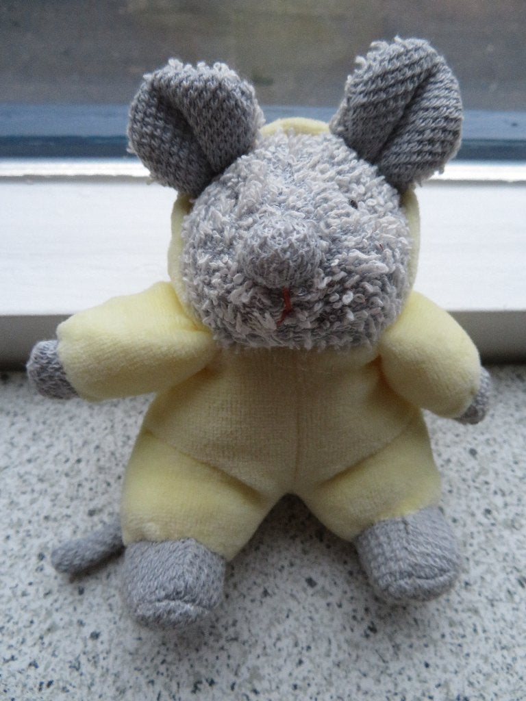 Muis muisje met lichtgeel velours pakje van IKEA Kramig, Muis, Ophalen of Verzenden, Zo goed als nieuw, Wasbaar