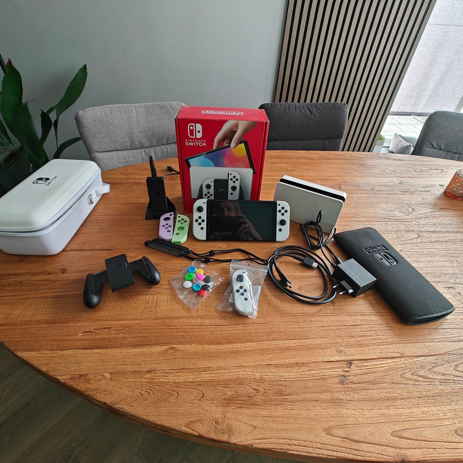 Nintendo switch oled white zgan met veel accessoires., Ophalen, Zo goed als nieuw, Met 2 controllers, Switch OLED