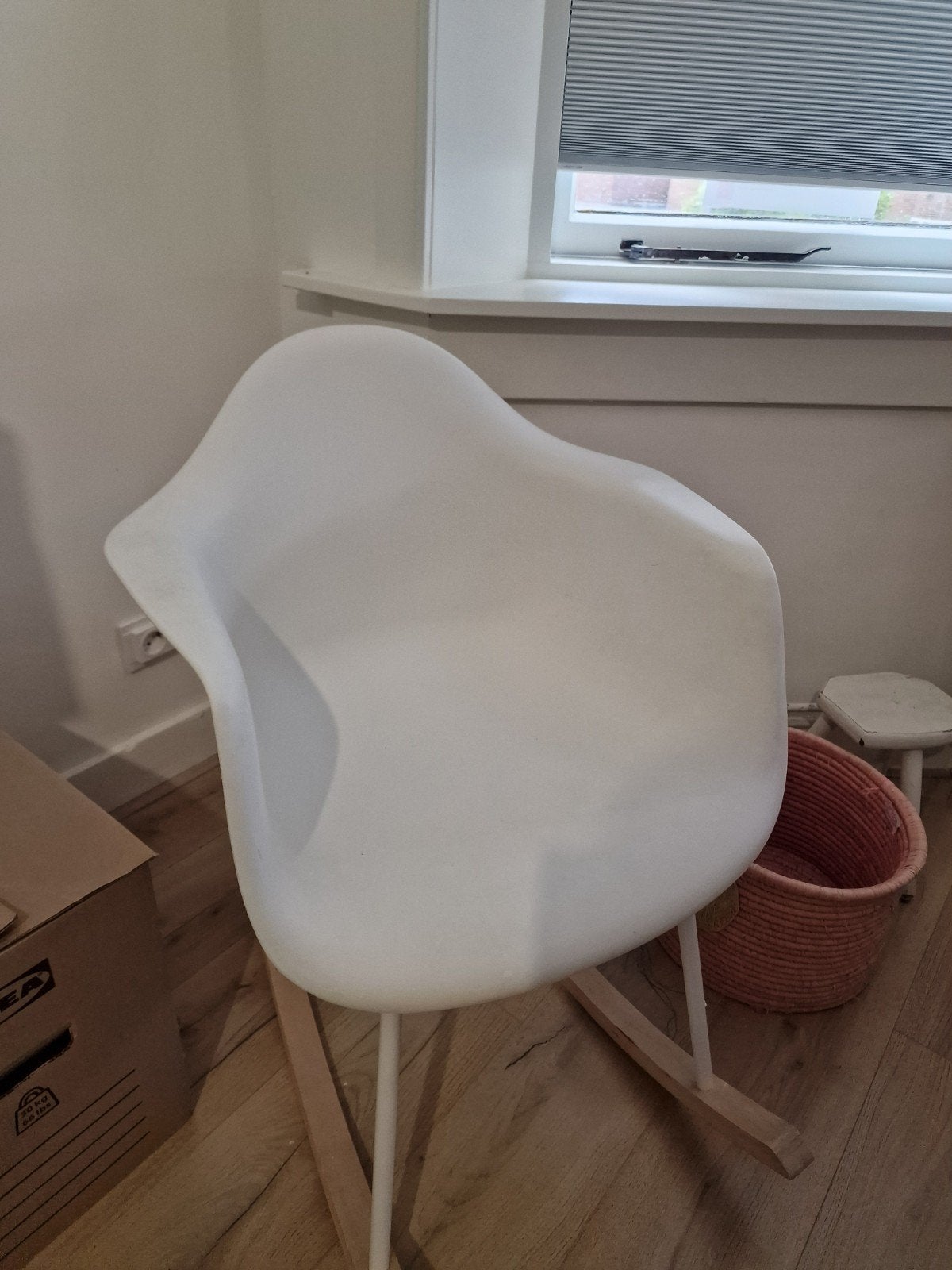Witte schommelstoel met houten onderstel, Hout, Wit, Ophalen of Verzenden, Eén