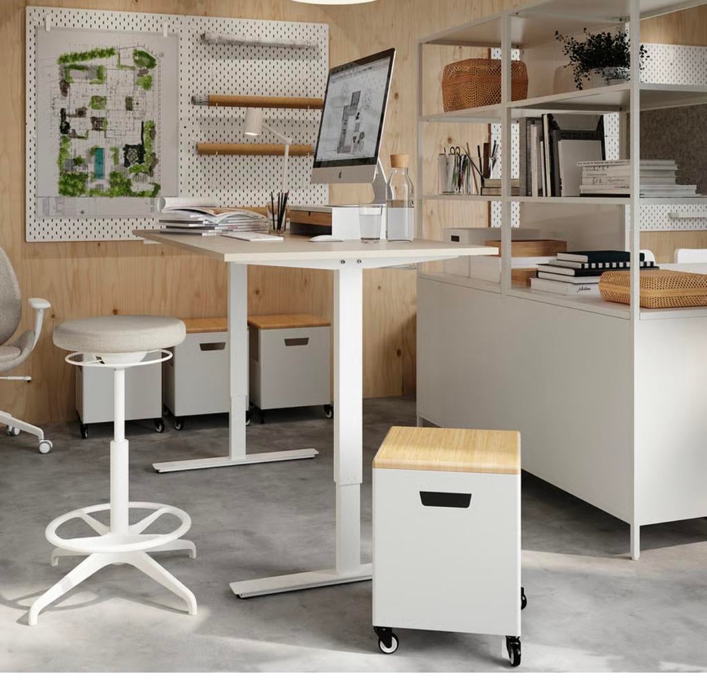 Modern beige zit-sta bureau Ikea, Huis en Inrichting, Stoffering | Vloerbedekking, Beige, Ophalen of Verzenden, Zo goed als nieuw