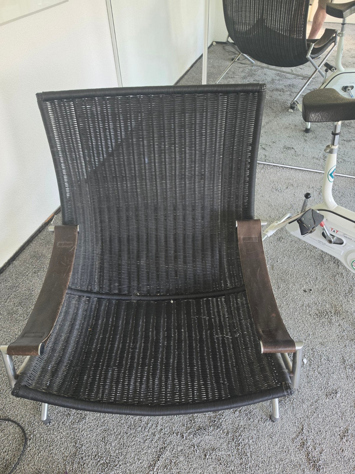 Zwarte rieten relaxstoel met leren armleuningen, Modern, Comfortabel, Gebruikt, Zwart, Ophalen of Verzenden