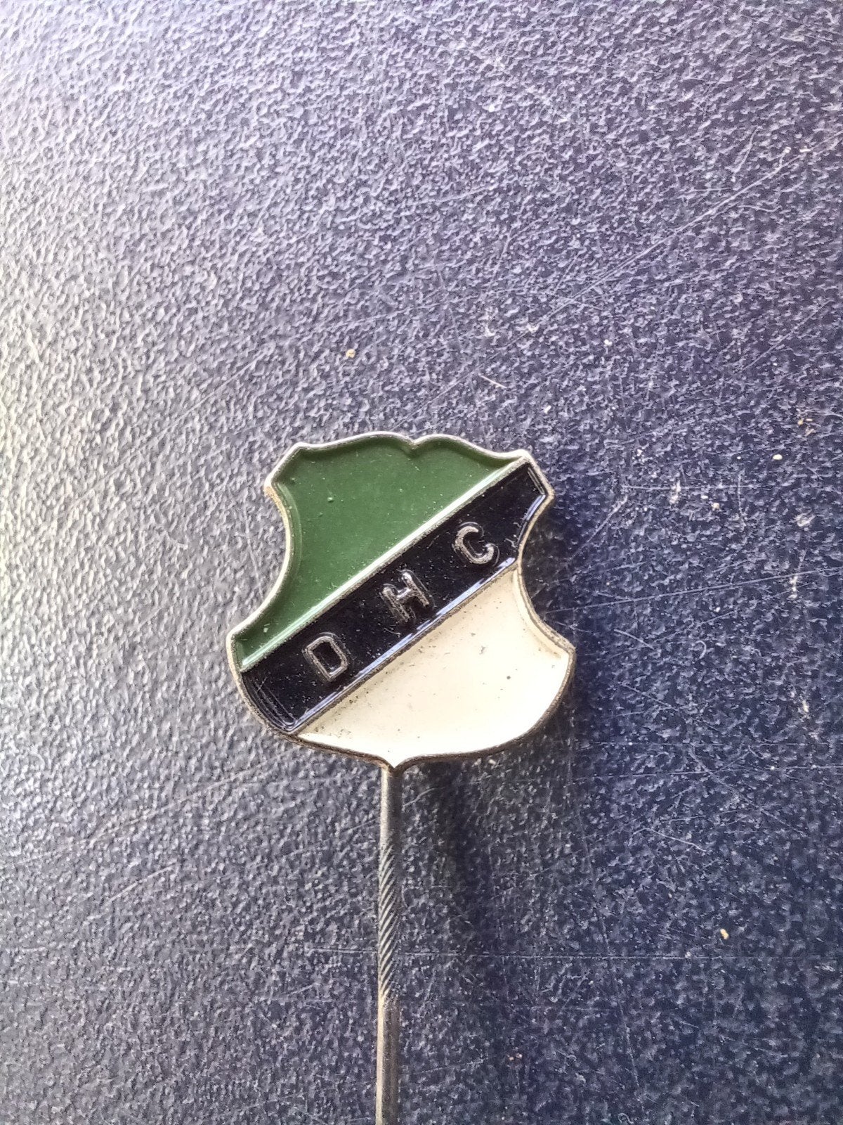 Speldje DHC (sport voetbal Delft), Verzamelen, Ophalen of Verzenden, Gebruikt, Sport, Speldje of Pin