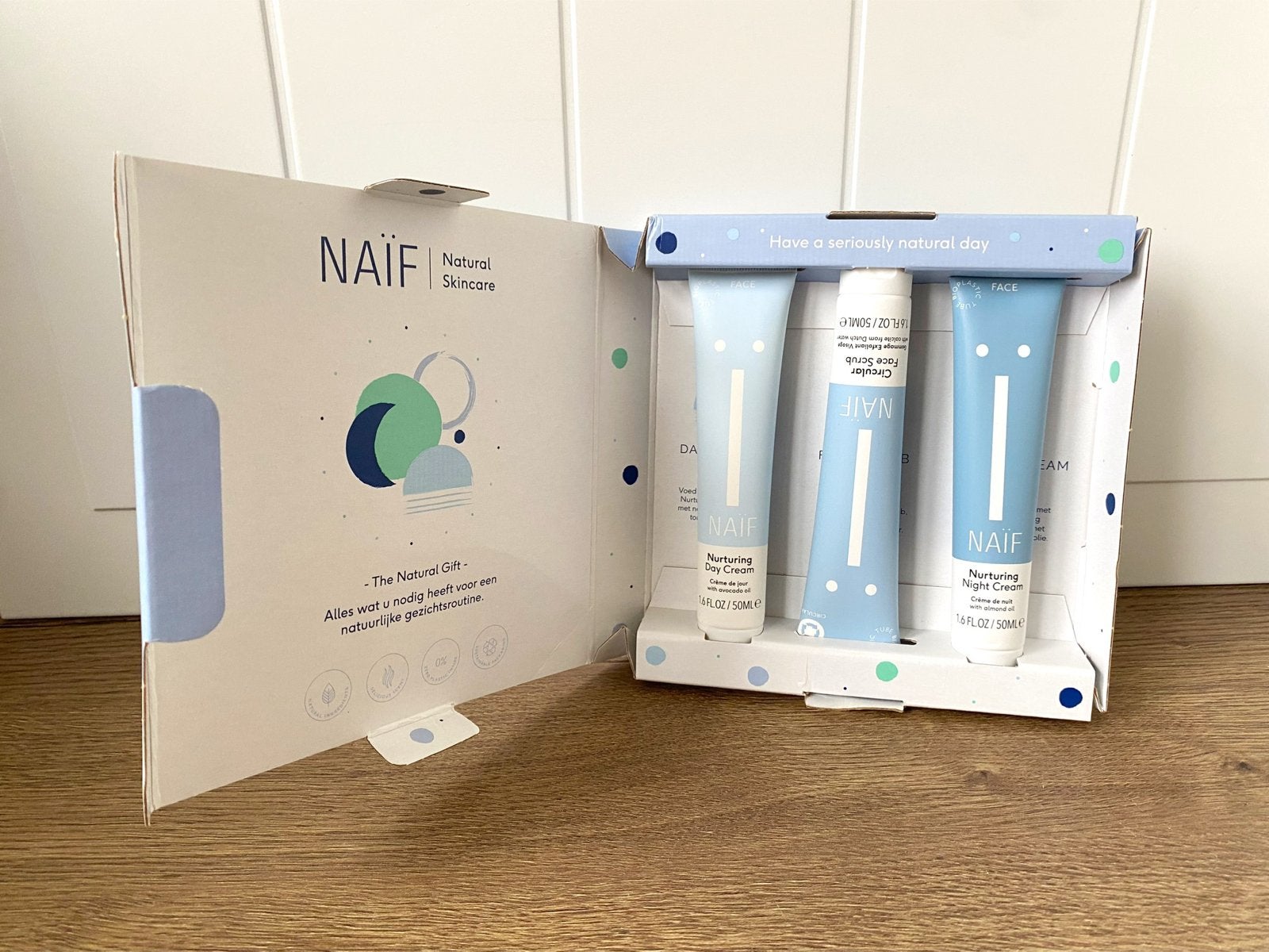 NAÏF Natural Skincare - The Natural Gift Set, Ophalen of Verzenden, Nieuw, Gehele gezicht, Reiniging
