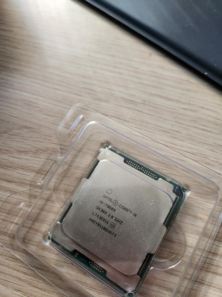 Intel Core i9-7960X Processor - 16 Cores, 2.87GHz, Intel Core i9-7960X, LGA 2066, Zo goed als nieuw, 16-core